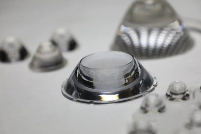 چراغ­های اتومبیل/ ماشین های تزریق پلاستیک تدریک برای تولید لنز ضخیم چند لایه با استفاده از تکنولوژی OptiSure